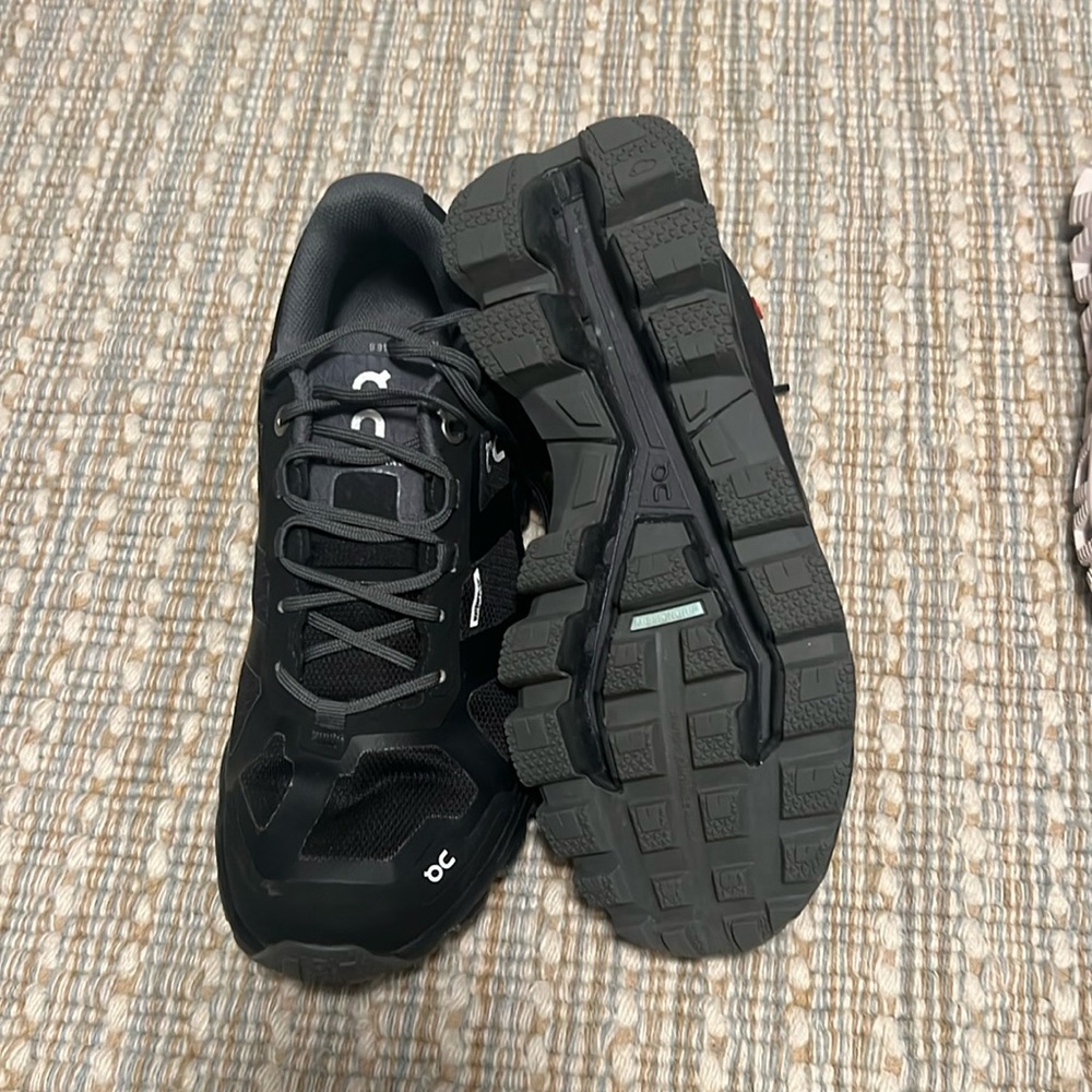 On Running Cloud Venture sneakers size 6